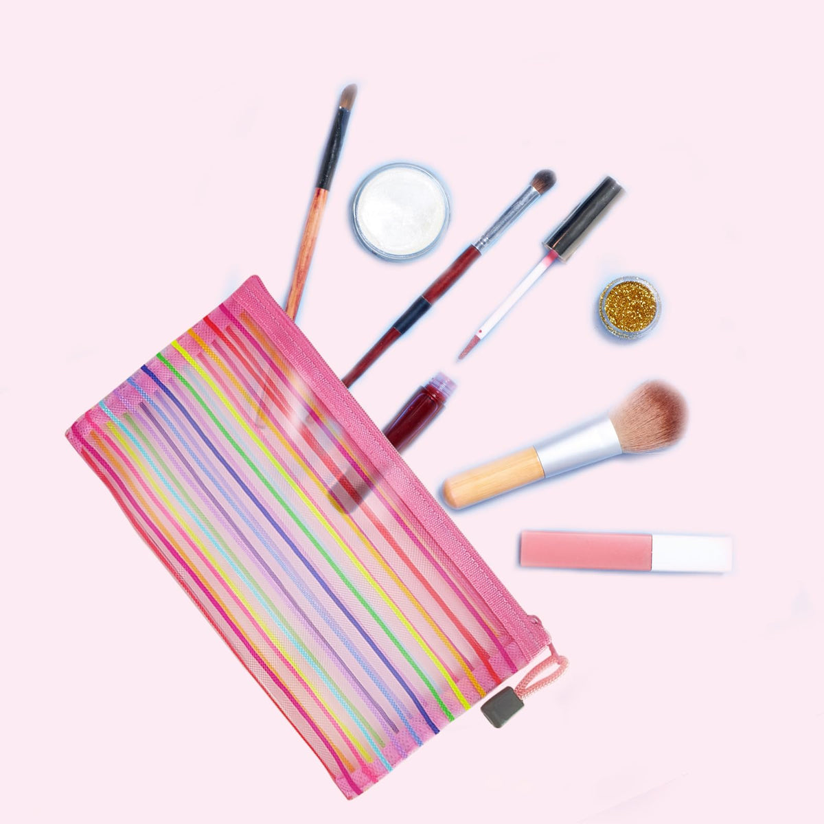 Vue intérieure du sac en maille CarryEpic avec cosmétiques