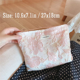 Vue latérale de la trousse de maquillage STARDW avec motifs floraux