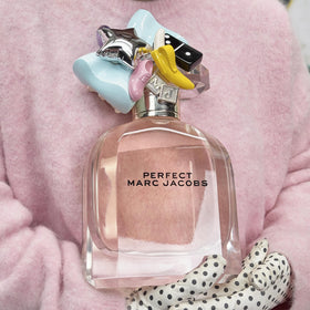 Vue latérale du flacon de parfum Marc Jacobs Perfect