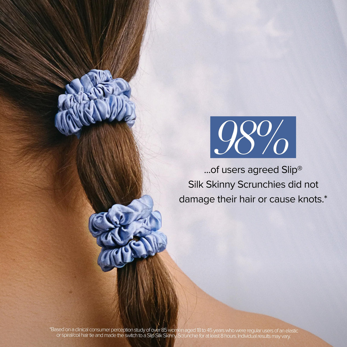 Vue rapprochée d'un scrunchie en soie SLIP avec texture douce