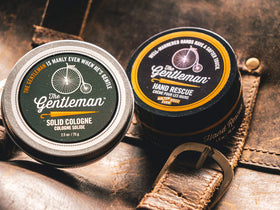 Walton Wood Farm Cologne Solide 2,5 oz en situation d'utilisation