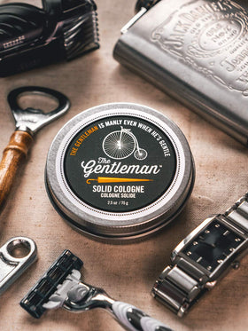 Walton Wood Farm Cologne Solide 2,5 oz sur une table avec d'autres produits de soins