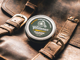 Walton Wood Farm Cologne Solide 2,5 oz vue de côté avec texture visible