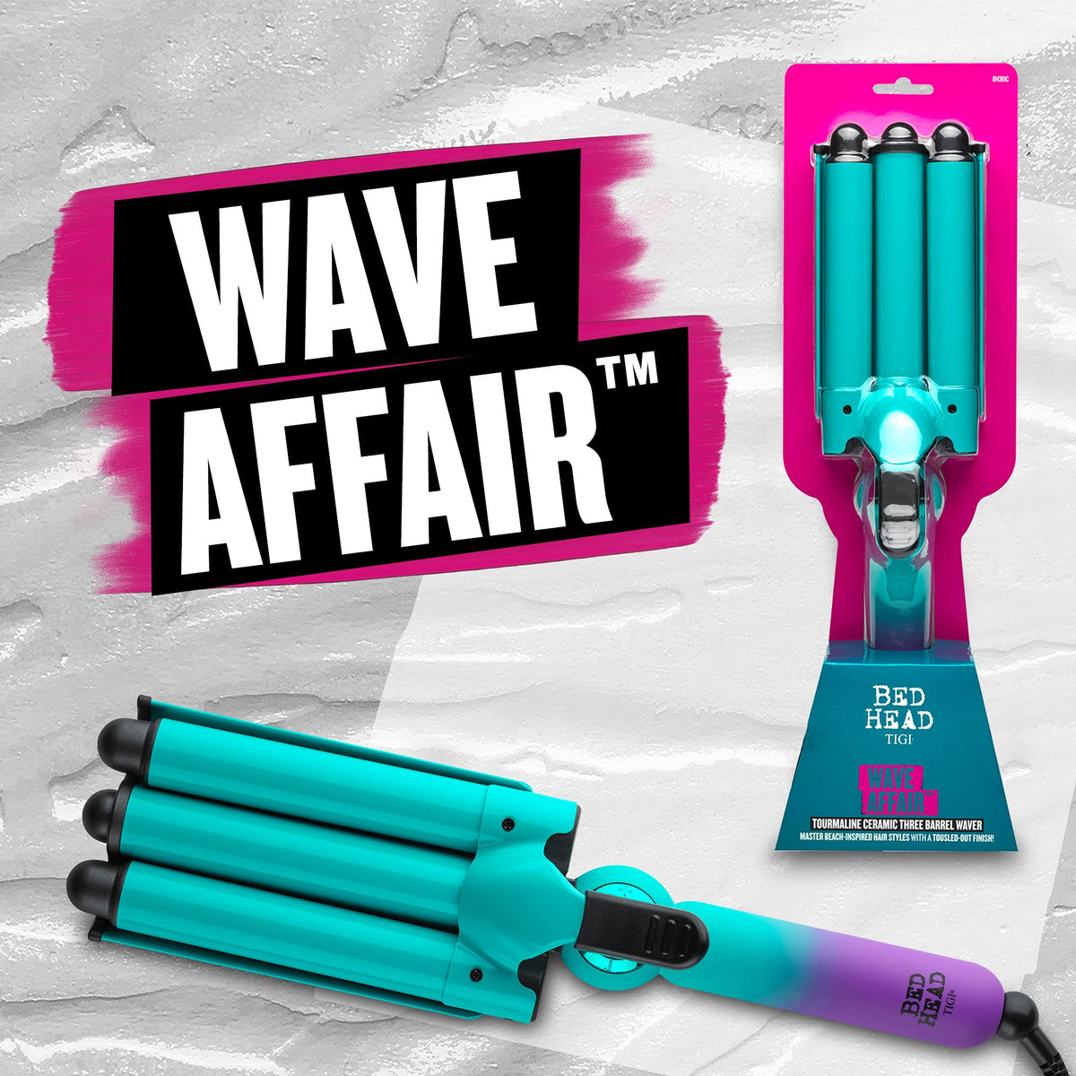 Waver Bed Head Wave Affair sur une table avec accessoires de coiffure