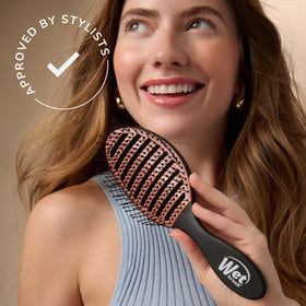 Wet Brush Ceramic Speed Dry brosse à cheveux noire en usage