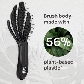 Wet Brush Go Green Curl Detangler avec des cheveux bouclés