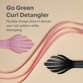 Wet Brush Go Green Curl Detangler avec une main tenant la brosse