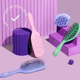 Wet Brush Go Green Mini Démêlant sur un comptoir de salle de bain