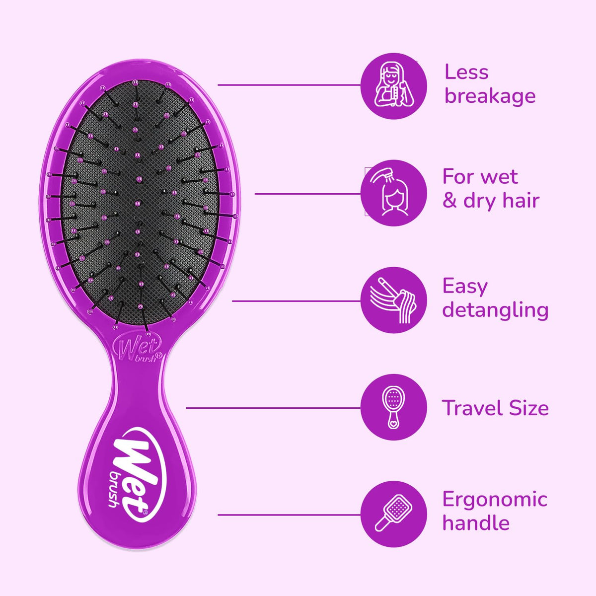 Wet Brush Mini Démêlant Violet en main, utilisant sur cheveux mouillés