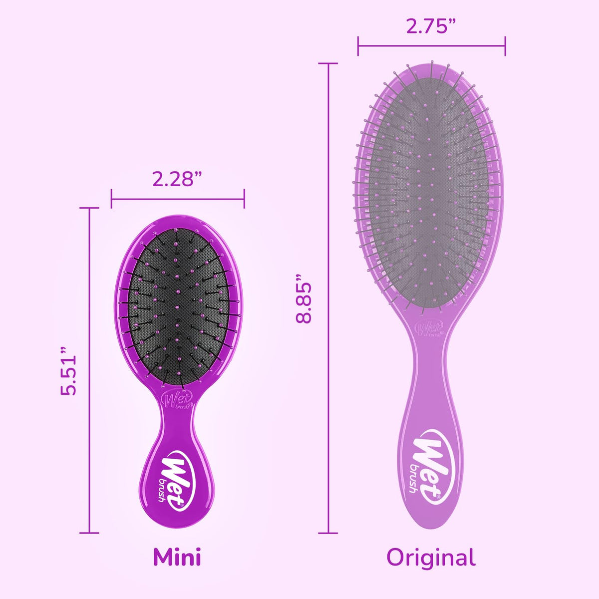 Wet Brush Mini Démêlant Violet sur une coiffeuse avec des produits de soin