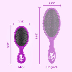 Wet Brush Mini Démêlant Violet sur une coiffeuse avec des produits de soin