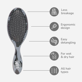 Wet Brush Original Detangler Brosse à Cheveux avec une main tenant la brosse