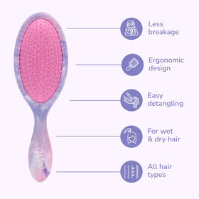 Wet Brush Original Detangler rose marbré en situation d'utilisation