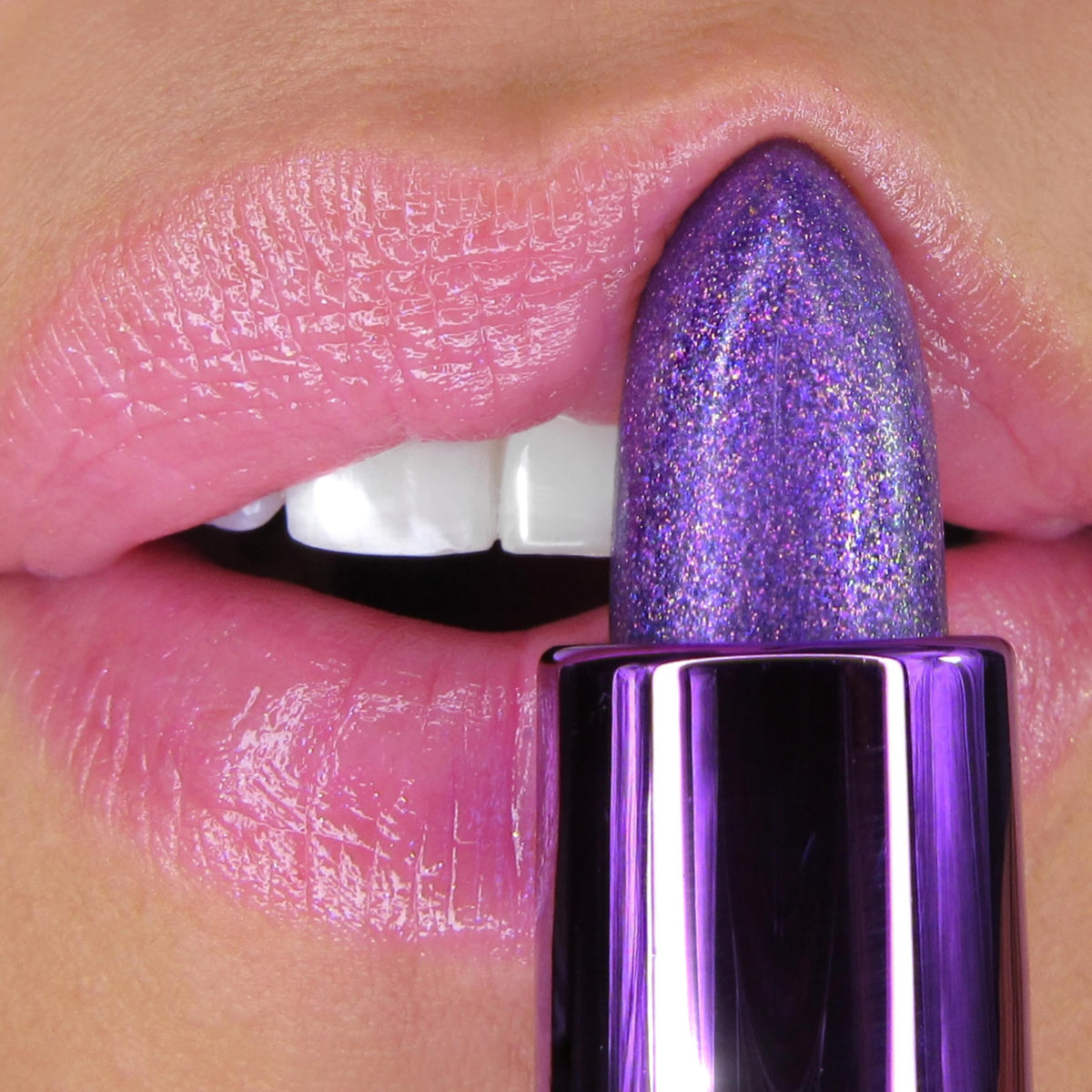 Winky Lux Baume Glimmer Améthyste 18g texture crémeuse sur un doigt