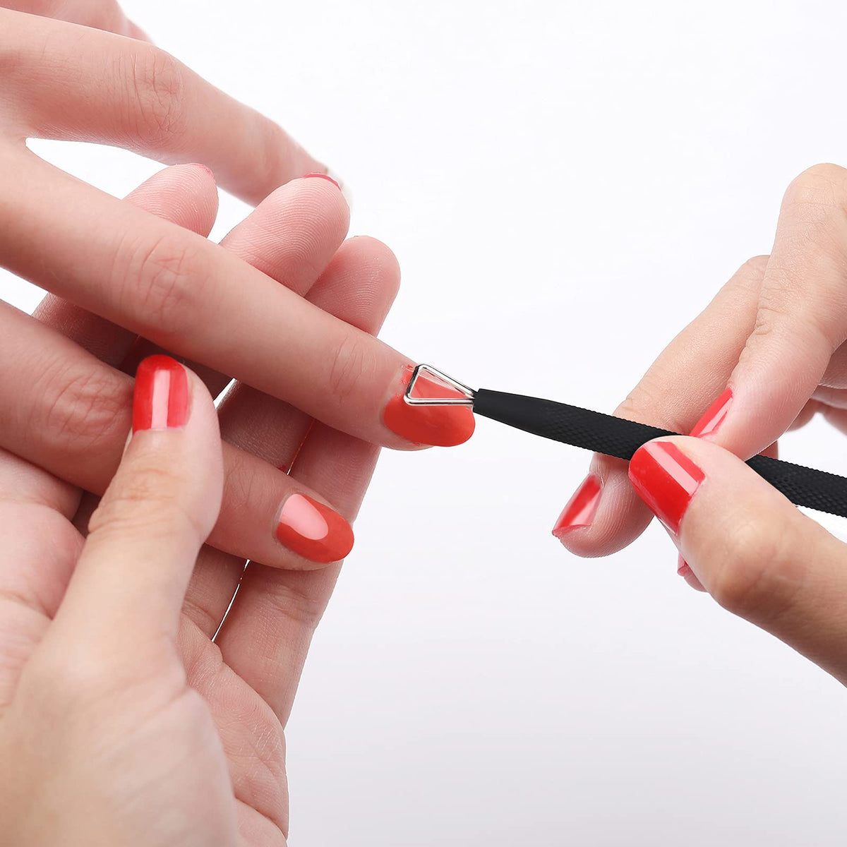 YINYIN coupe-cuticules en action sur un ongle