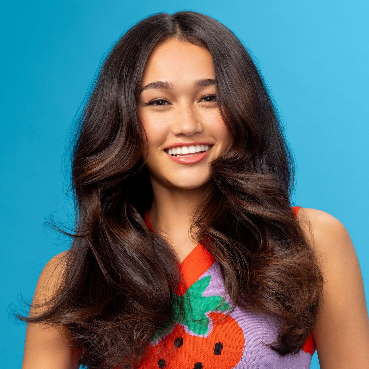 Zoom sur l'après-shampooing Not Your Mother's avec une main appliquant sur cheveux