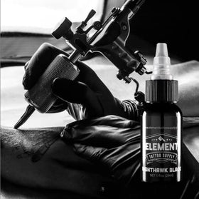 Zoom sur l'encre noire Nighthawk 4oz pour un tatouage