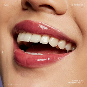 Zoom sur la texture crémeuse du NYX Butter Gloss sur une main