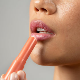 Zoom sur le Baume à Lèvres Glimmer Dr. PAWPAW avec éclat rose