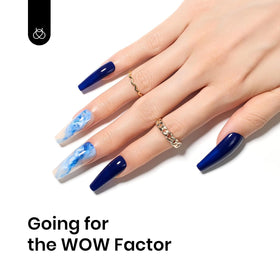 Zoom sur le flacon de vernis à ongles bleu nuit
