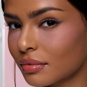 Zoom sur le motif en relief du duo de poudres blush Flower Knows