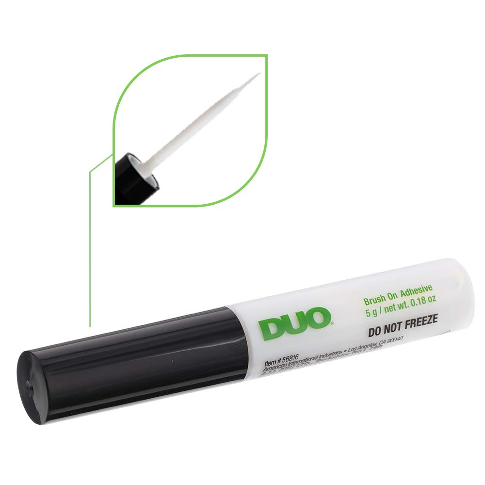 Zoom sur le pinceau de la colle à faux cils DUO pour application
