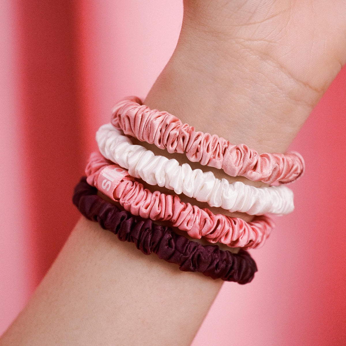 Zoom sur le scrunchie en soie SLIP, couleur Crimson