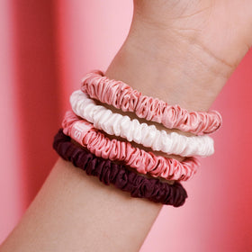 Zoom sur le scrunchie en soie SLIP, couleur Crimson