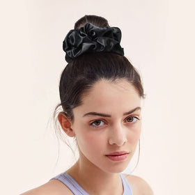 Zoom sur le tissu satin des scrunchies CEELGON