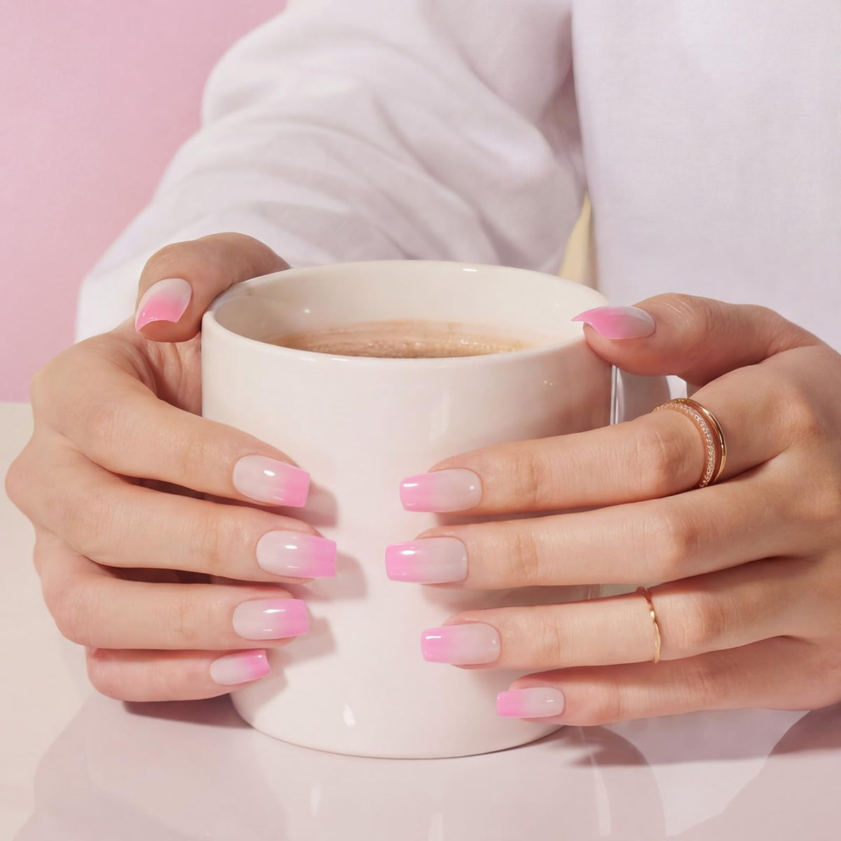 Zoom sur les ongles carrés demi-mat du kit d'extension beetles