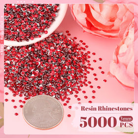 Zoom sur strass en résine rouge de 3mm avec reflets brillants