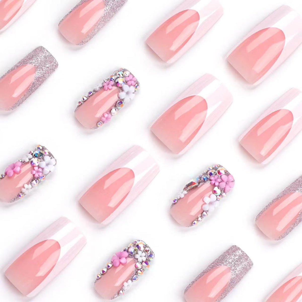 Zoom sur un faux ongle carré avec strass scintillants